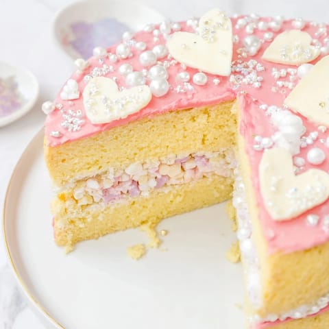 Imagine the charming layers of this Château de Princesse Cœurs et Étoiles cake, adorned with heart and star shapes.